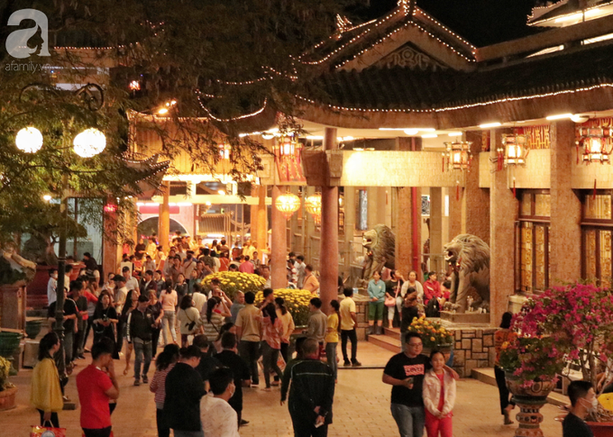 Miếu Bà Chúa Xứ “vỡ trận” ngày Tết, ai cũng đeo khẩu trang giữa đại dịch corona - Ảnh 1. Miếu Bà Chúa Xứ “vỡ trận” ngày Tết, ai cũng đeo khẩu trang giữa đại dịch corona - Ảnh 1.