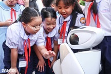 Học sinh TPHCM trải nghiệm lớp học ảo, khám phá robot tại Dinh Thống Nhất