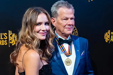 Vợ kém 35 tuổi của David Foster mừng chồng giành giải Thành tựu trọn đời