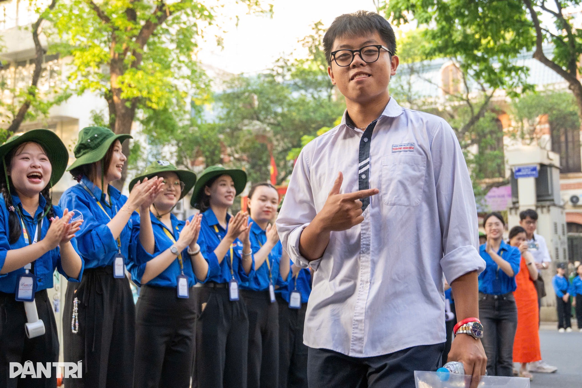 Hơn 1,1 triệu thí sinh bước vào thi tốt nghiệp THPT 2025 với môn ngữ văn - 2 Hơn 1,1 triệu thí sinh bước vào thi tốt nghiệp THPT 2025 với môn ngữ văn - 2