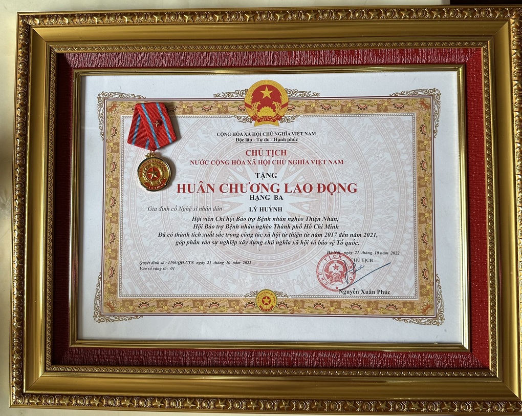Gia đình diễn viên Lý Hùng được tặng Huân chương Lao động hạng Ba - 2 Gia đình diễn viên Lý Hùng được tặng Huân chương Lao động hạng Ba - 2