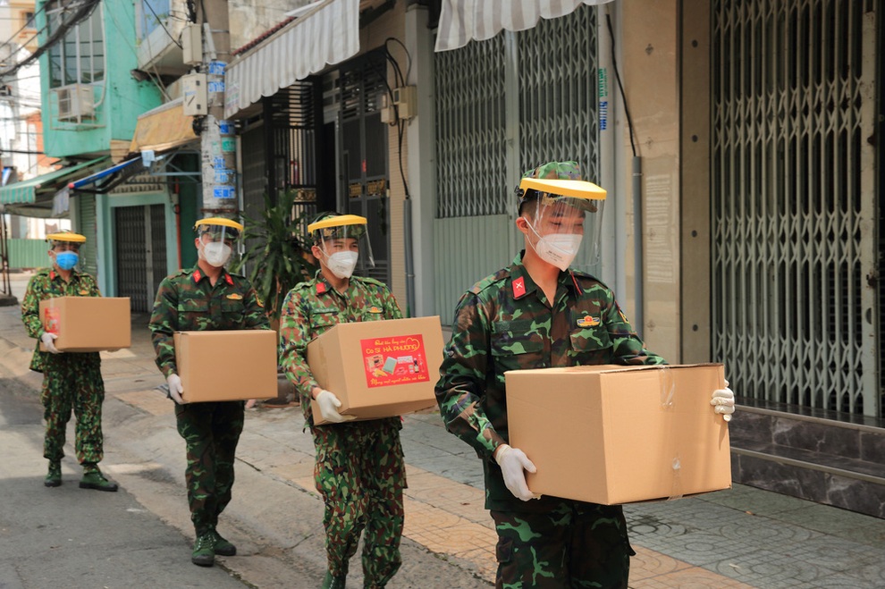 Ca sĩ tỷ phú Hà Phương ủng hộ Sài Gòn hơn 100 tấn lương thực - 2 Ca sĩ tỷ phú Hà Phương ủng hộ Sài Gòn hơn 100 tấn lương thực - 2