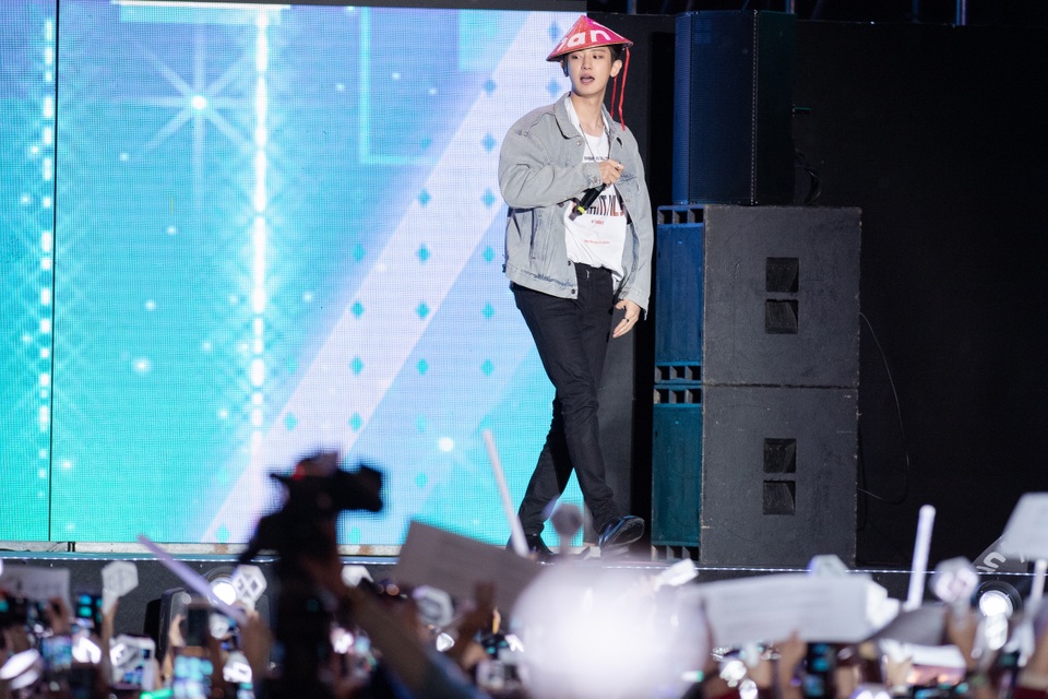 “2020 K-Pop Super Concert”: Người hâm mộ đội mưa cuồng nhiệt cổ vũ thần tượng - 9 “2020 K-Pop Super Concert”: Người hâm mộ đội mưa cuồng nhiệt cổ vũ thần tượng - 9