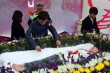 Tranh cãi nữ sinh Trung Quốc tổ chức tang lễ chính mình