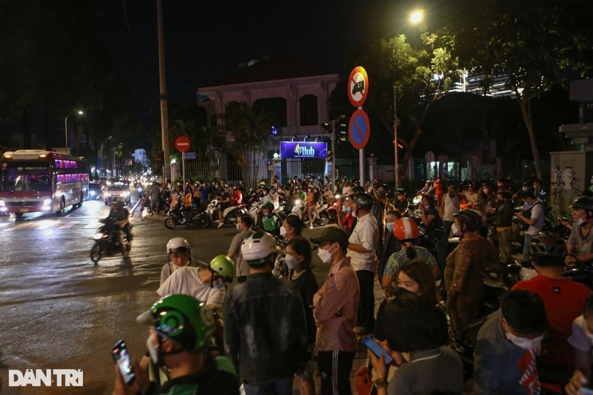 Hơn 4 giờ phong tỏa, khám xét nhà bà Phương Hằng trong đêm - 3 Hơn 4 giờ phong tỏa, khám xét nhà bà Phương Hằng trong đêm - 3