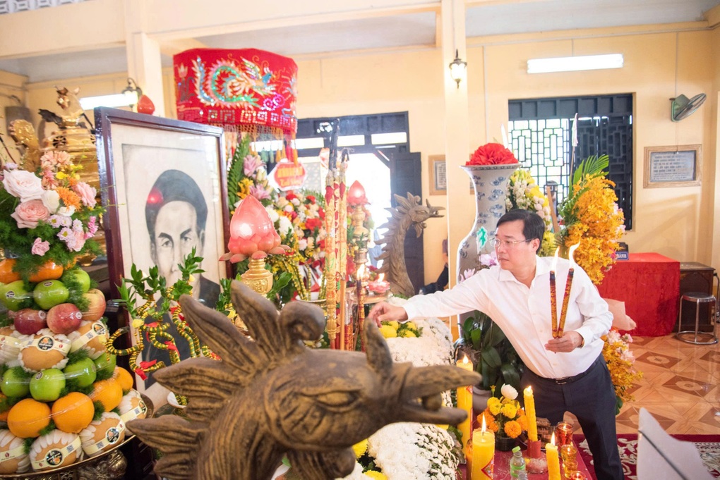Lãnh đạo Đồng Tháp dâng hương tưởng nhớ ngày Anh hùng Trương Định tuẫn tiết - 1 Lãnh đạo Đồng Tháp dâng hương tưởng nhớ ngày Anh hùng Trương Định tuẫn tiết - 1
