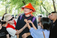 "Hoàng tử châu Á" Lee Kwang Soo đội nón lá, gây chú ý khi đến TPHCM dịp 2/9