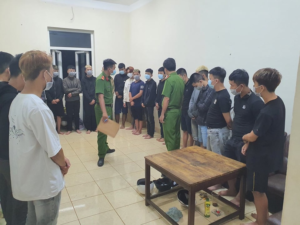 Hàng chục học sinh, thiếu niên mang bom xăng để hỗn chiến - 1 Hàng chục học sinh, thiếu niên mang bom xăng để hỗn chiến - 1