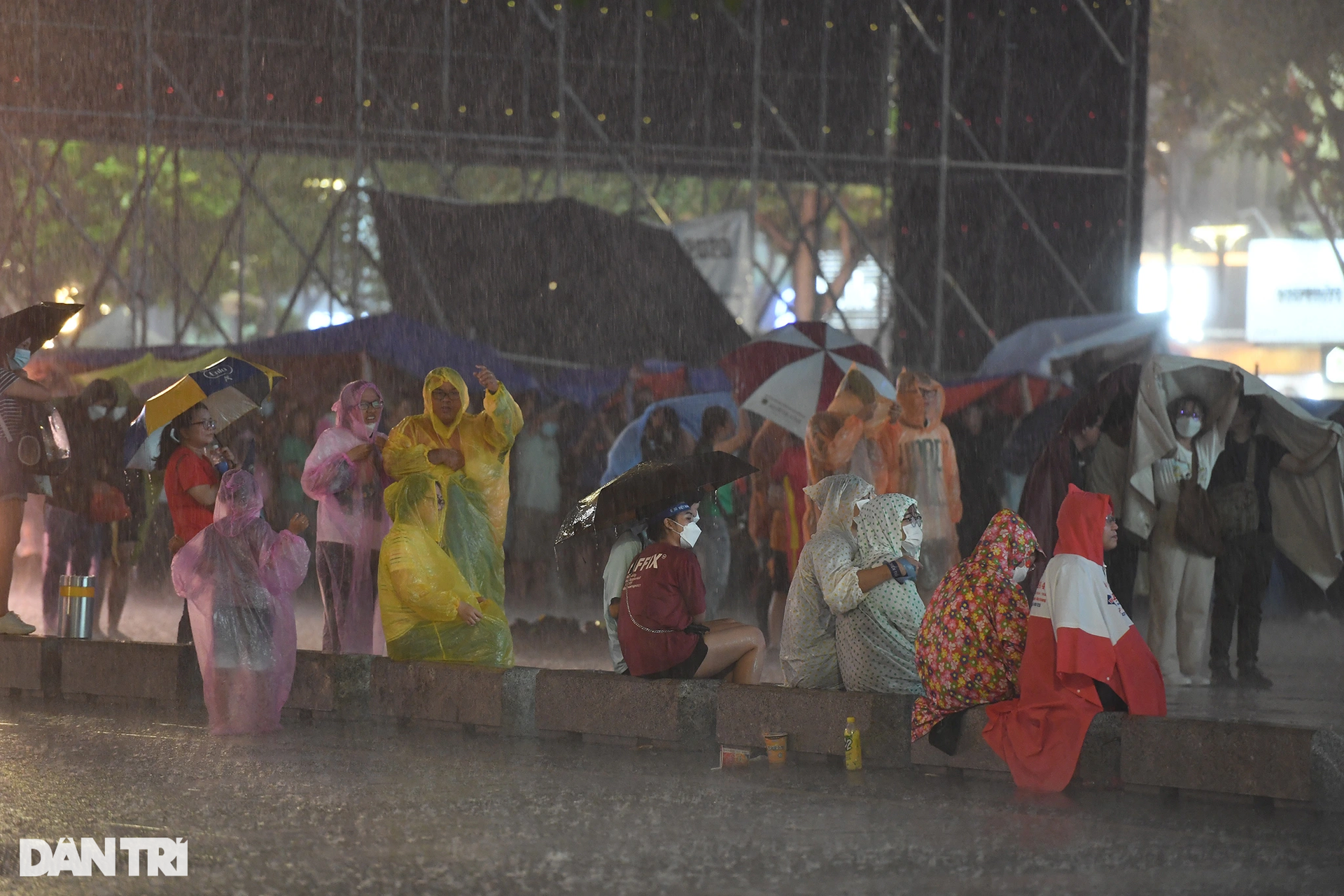 Cổ động viên TPHCM dầm mưa mừng chiến thắng của U23 Việt Nam - 11 Cổ động viên TPHCM dầm mưa mừng chiến thắng của U23 Việt Nam - 11