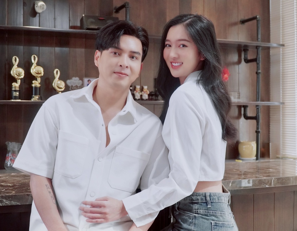 Vợ kém 17 tuổi của Hồ Quang Hiếu từng bị mẹ chồng chê vì... cao 1,8m - 2 Vợ kém 17 tuổi của Hồ Quang Hiếu từng bị mẹ chồng chê vì... cao 1,8m - 2