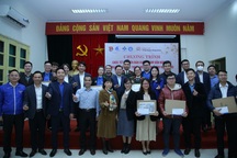 Tặng quà, động viên các thầy thuốc đồng hành cùng bệnh nhân Covid-19