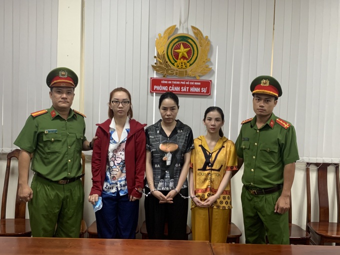 Công an TP.HCM bắt quản lý nhà hàng Song Song (số 95 An Dương Vương phường 8, quận 5) điều tiếp viên nữ bán dâm.