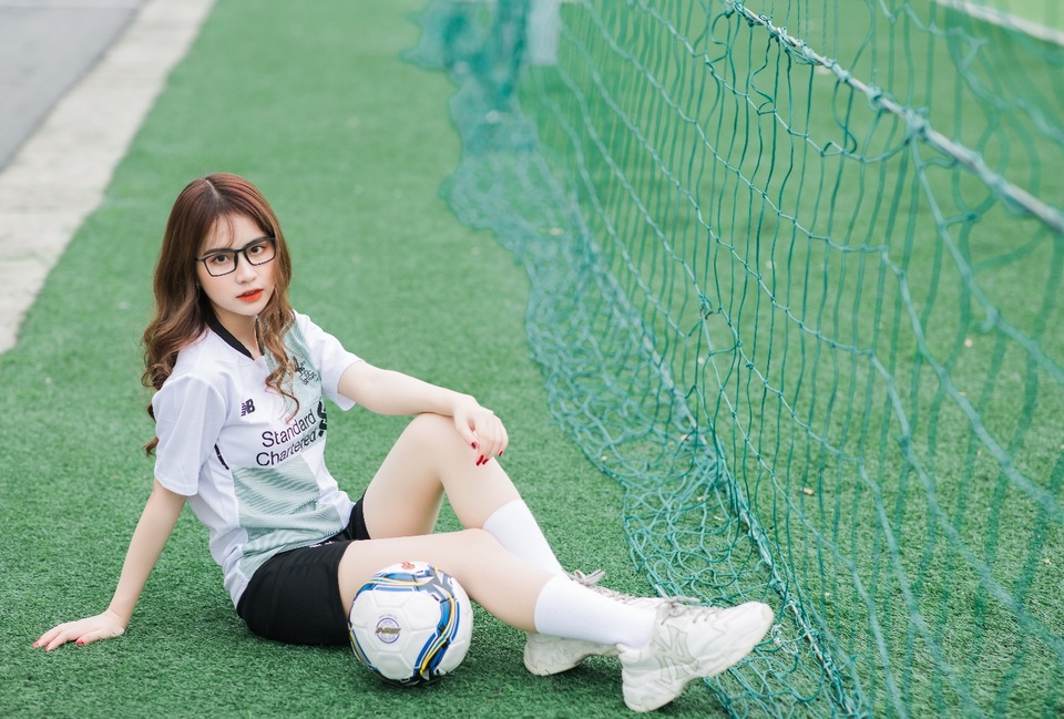 Thiên thần kính cận thổ lộ là fan cứng của trái bóng tròn - 8