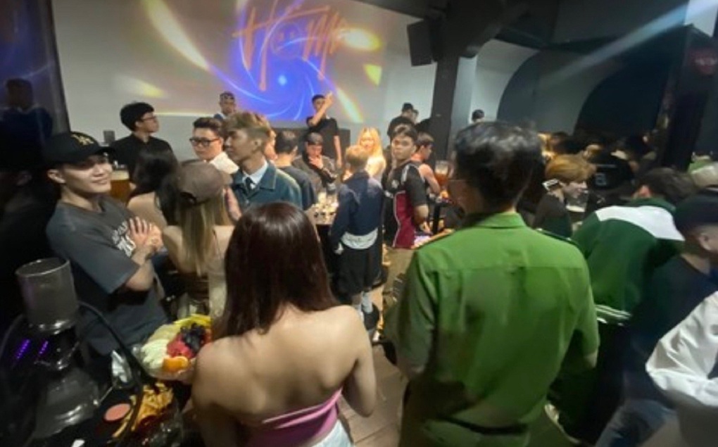 Công an phát hiện loạt sai phạm khi kiểm tra quán bar, nhà hàng ở TPHCM - 2 Công an phát hiện loạt sai phạm khi kiểm tra quán bar, nhà hàng ở TPHCM - 2