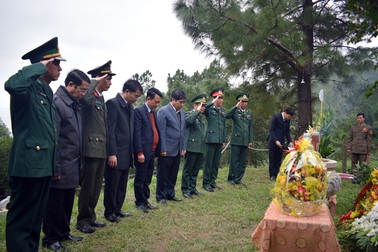 Dâng hương Đại tướng Võ Nguyên Giáp nhân ngày thành lập Quân đội nhân dân