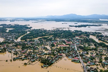 Cán bộ đi họp đồng hương khi đang báo động khẩn mưa lũ: Không ảnh hưởng?!