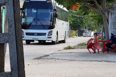 Nha Trang: Dân "khóc" vì xe du lịch chở khách Trung Quốc “ồ ạt” đi vào đường quê