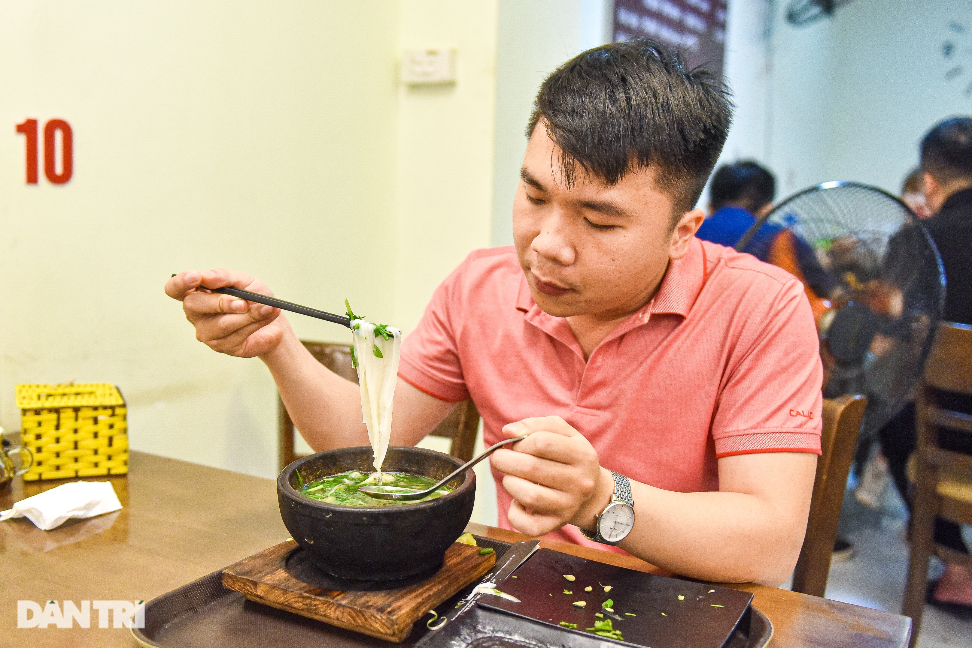 Quán phở Hà Nội đun bát đá 300 độ C, khách tự nấu tự ăn, ngày hết 400 bát - 15 Quán phở Hà Nội đun bát đá 300 độ C, khách tự nấu tự ăn, ngày hết 400 bát - 15