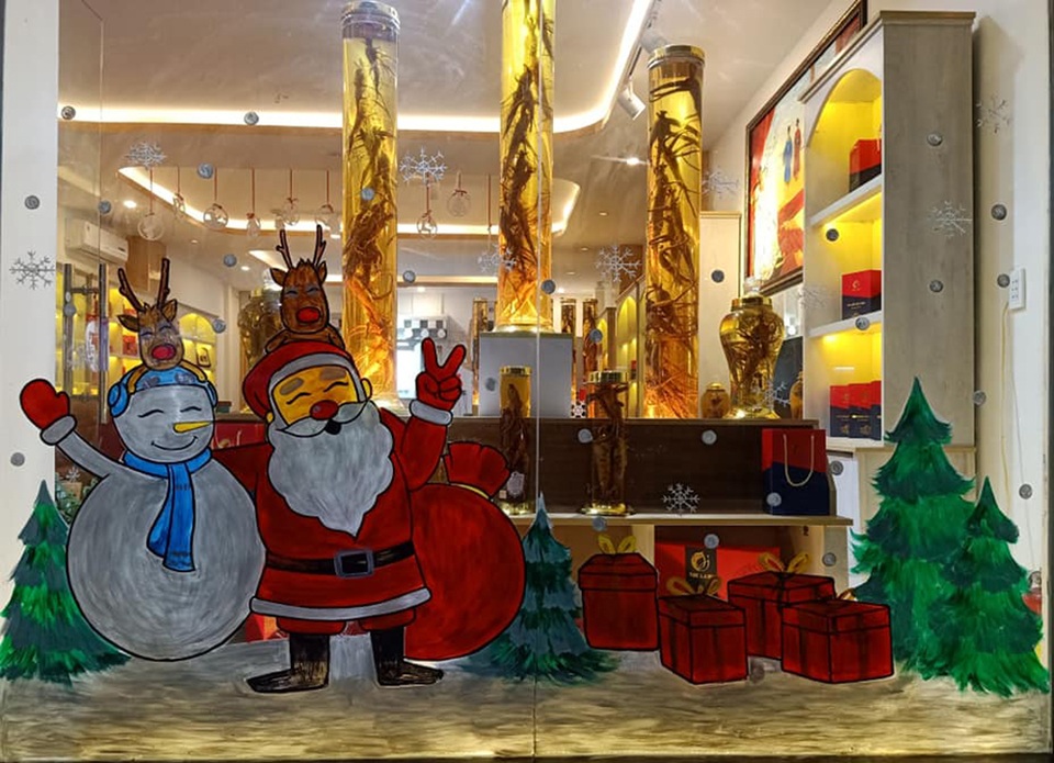 Vẽ ông già Noel trên kính: Nghệ thuật múa bút hái ra tiền - 1 Vẽ ông già Noel trên kính: Nghệ thuật múa bút hái ra tiền - 1