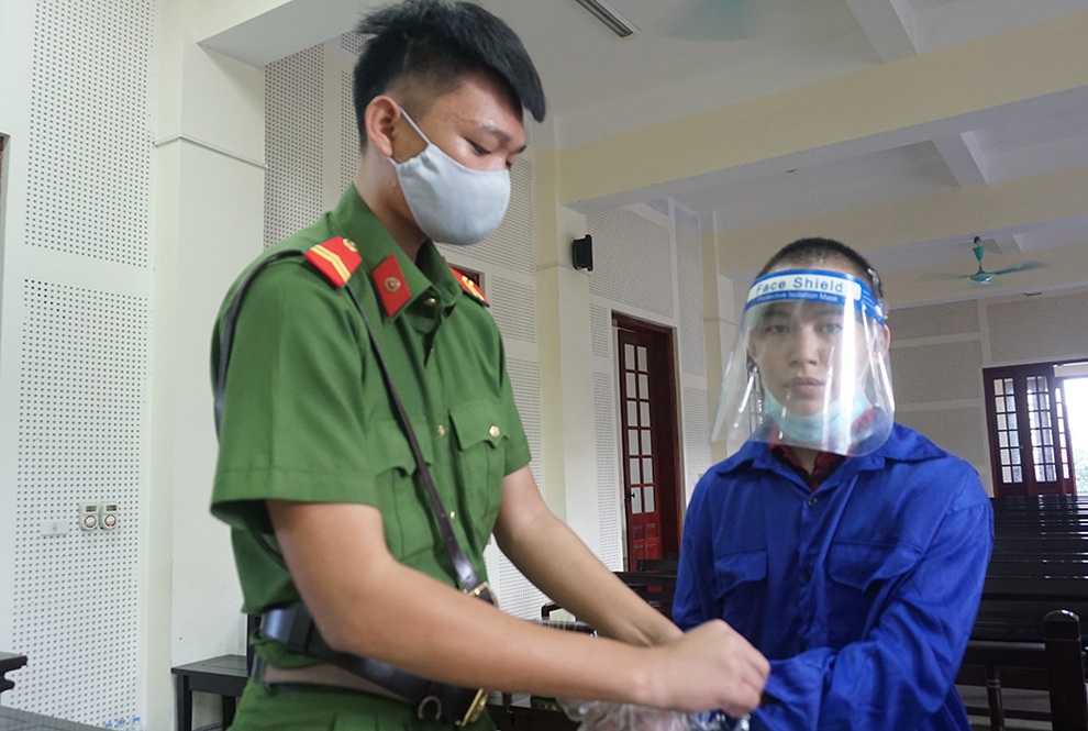 Án tù nghiêm khắc cho học sinh cấp 3 vác cả ba lô ma túy vi vu trên đường - 2 Án tù nghiêm khắc cho học sinh cấp 3 vác cả ba lô ma túy vi vu trên đường - 2