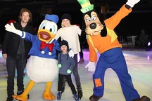 Sao Hollywood tưng bừng đưa con đi chơi Giáng sinh