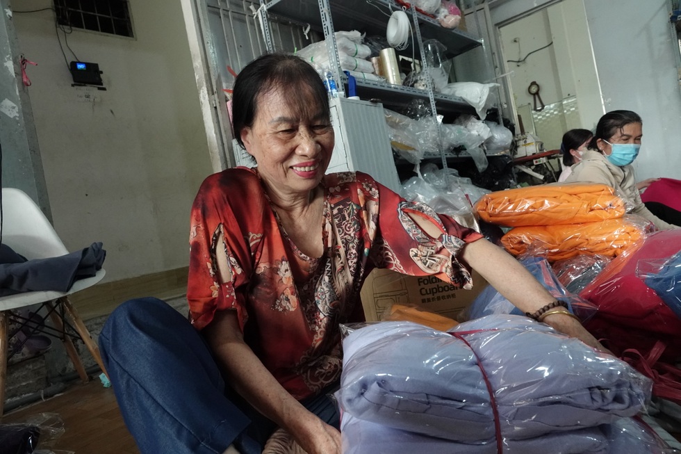 Xưởng may ngừng kinh doanh, chuẩn bị 10.000 chăn ấm tặng đồng bào vùng lũ - 4 Xưởng may ngừng kinh doanh, chuẩn bị 10.000 chăn ấm tặng đồng bào vùng lũ - 4