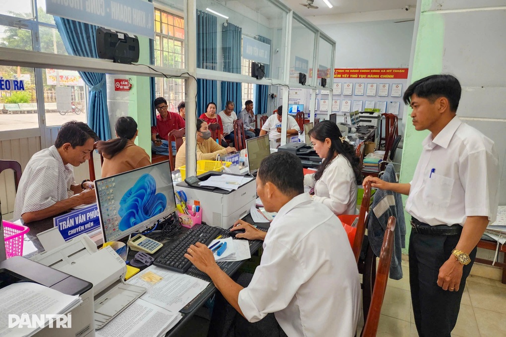 Không khí hối hả tại trung tâm phục vụ hành chính công ngày đầu năm mới - 1 Không khí hối hả tại trung tâm phục vụ hành chính công ngày đầu năm mới - 1