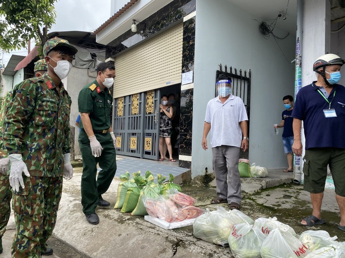 Không kể ngày đêm, bộ đội đến từng nhà phát lương thực cho người dân - Ảnh 3.