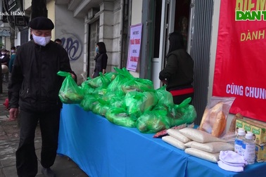 Phường Trúc Bạch phát hàng trăm suất quà miễn phí giữa dịch Covid-19