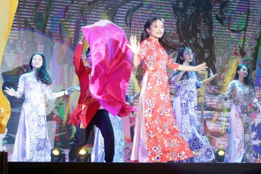 Học sinh chuyên Ams hóa thân “Cô Ba Sài Gòn” khoe cá tính