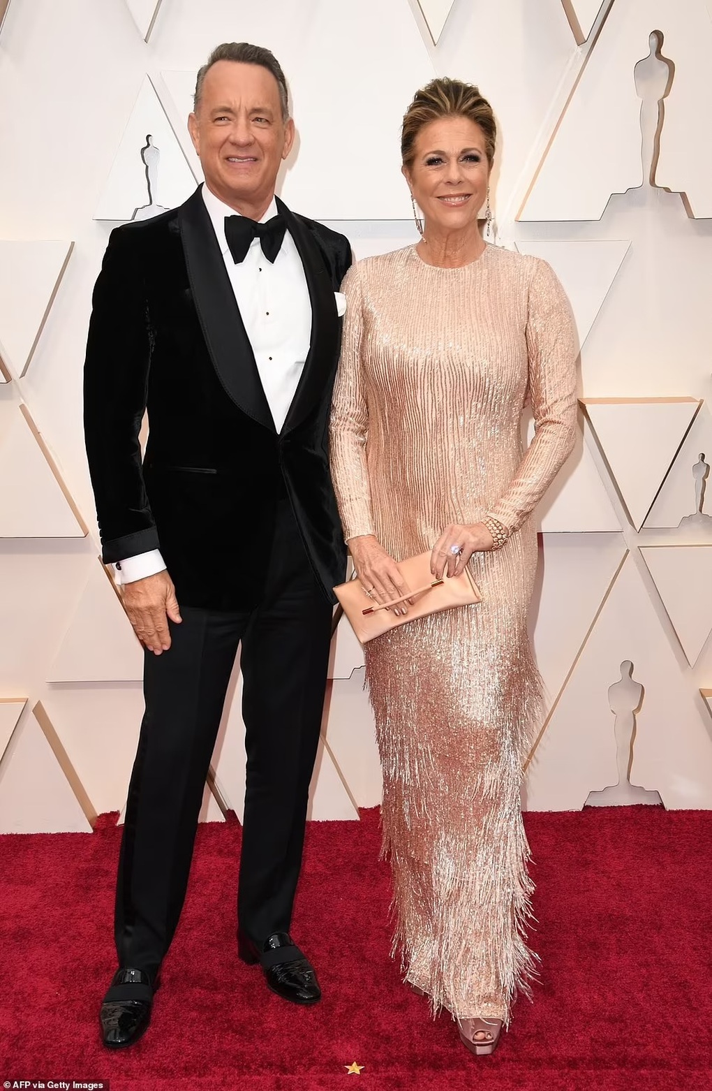 Tom Hanks gây bất ngờ vì thái độ giận dữ với fan quá khích - 2 Tom Hanks gây bất ngờ vì thái độ giận dữ với fan quá khích - 2