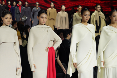 Top 4 Vietnam’s Next Top Model 2025 đọ dáng trong sắc be tối giản