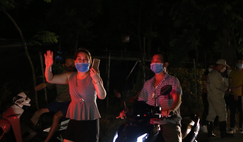 Khoảnh khắc gỡ bỏ hàng rào tại khu cách ly Hạ Lôi - 10 Khoảnh khắc gỡ bỏ hàng rào tại khu cách ly Hạ Lôi - 10