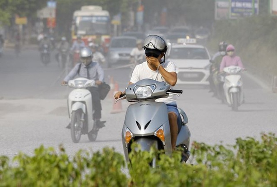 Hà Nội rửa gần 60 tuyến đường xuyên đêm để giảm ô nhiễm - 1 Hà Nội rửa gần 60 tuyến đường xuyên đêm để giảm ô nhiễm - 1