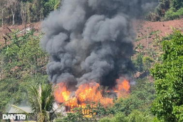 Nhà gỗ nửa tỷ đồng bốc cháy ngùn ngụt nghi do thắp hương đầu tháng
