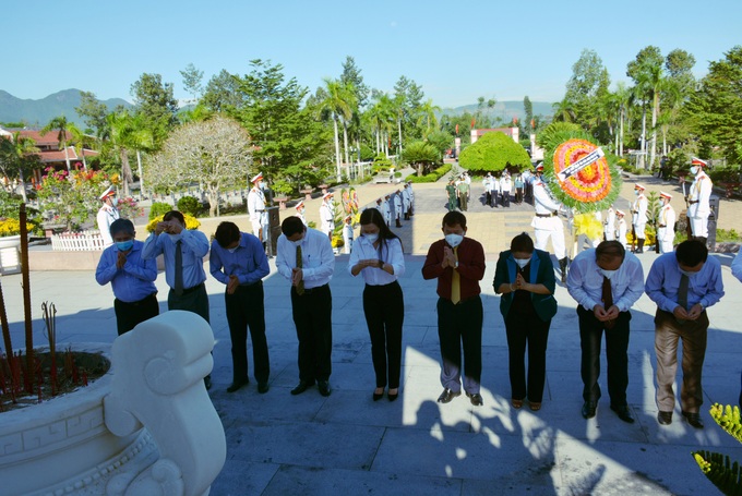 Quảng Ngãi: Lãnh đạo tỉnh dâng hương và thăm hỏi các gia đình chính sách Người có công  - Ảnh 2.