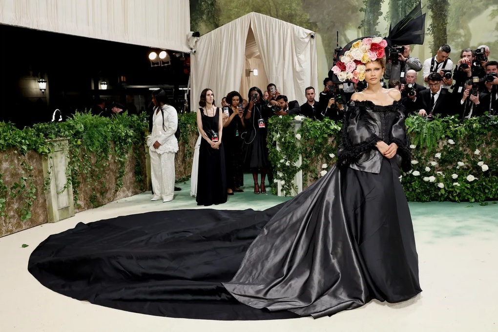 Zendaya thay hai bộ váy, Cardi B cần 8 người khiêng đồ ở Met Gala 2024 - 1