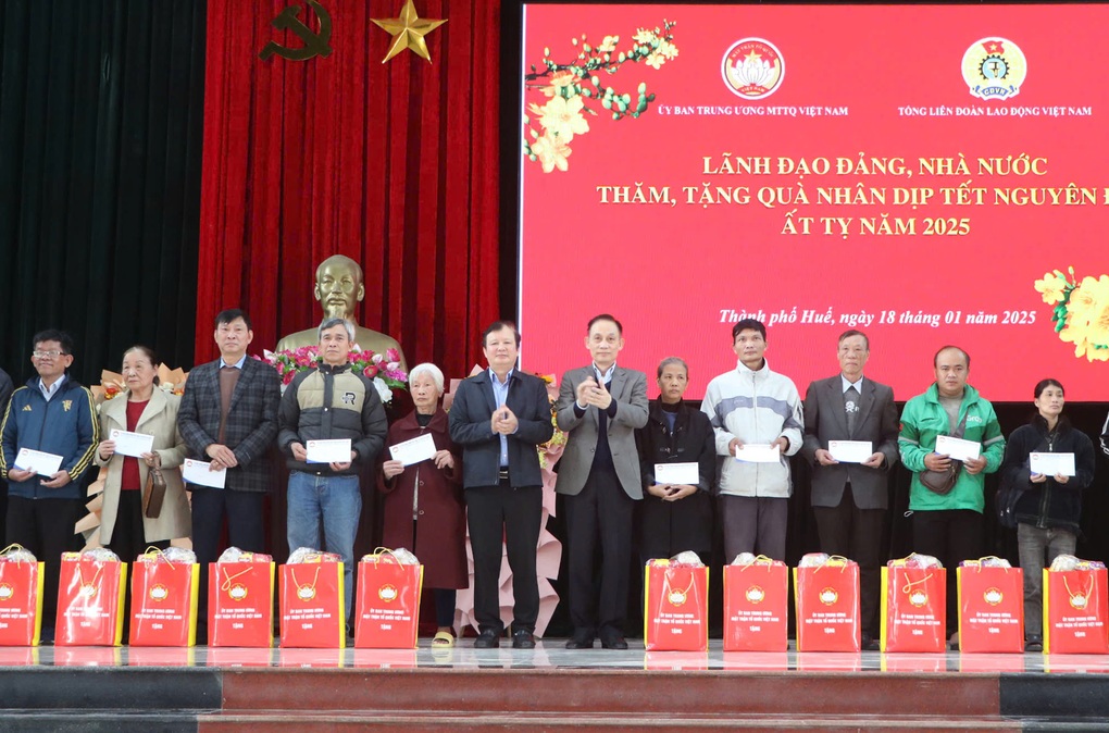 Trưởng Ban Đối ngoại Trung ương trao quà Tết đến người lao động tại Huế - 2 Trưởng Ban Đối ngoại Trung ương trao quà Tết đến người lao động tại Huế - 2