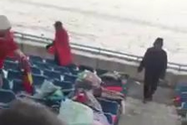 CĐV Việt Nam dọn rác trên sân Thường Châu “gây bão” cộng đồng mạng