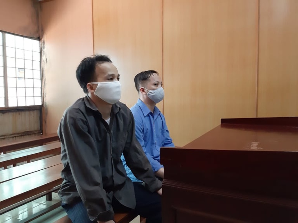 Hai thanh niên thay phiên nhau lừa một người phụ nữ - 1 Hai thanh niên thay phiên nhau lừa một người phụ nữ - 1