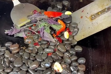 Đá cuội xào tỏi ớt giá hơn 50.000 đồng/suất ở Trung Quốc