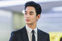 Bố ruột tái hôn ở tuổi 64, tài tử "Nữ hoàng nước mắt" Kim Soo Hyun vắng mặt