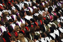 Anh: Mức lương sinh viên tốt nghiệp chênh lệnh lớn theo từng trường