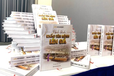 Ra mắt cuốn sách "Hành trình khắc tên mình lên đá"