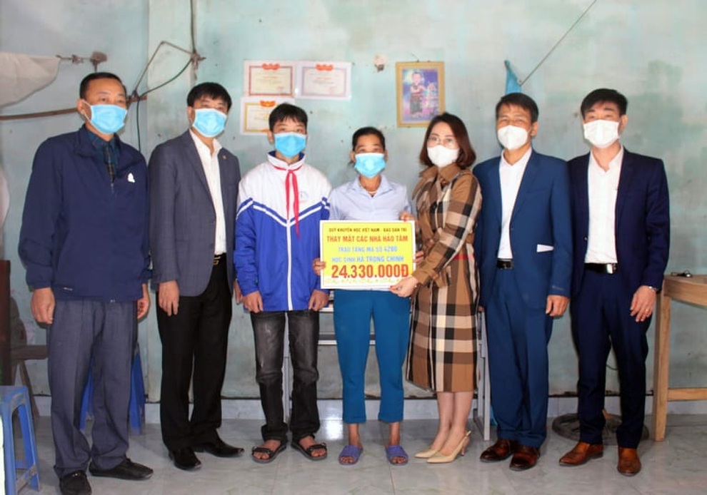Bạn đọc giúp đỡ cậu học trò mồ côi bố, mẹ bệnh nặng hơn 200 triệu đồng - 3 Bạn đọc giúp đỡ cậu học trò mồ côi bố, mẹ bệnh nặng hơn 200 triệu đồng - 3
