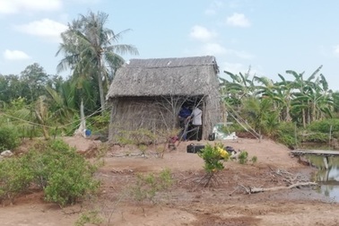 Một người đàn ông tử vong trên tấm nệm có vết máu