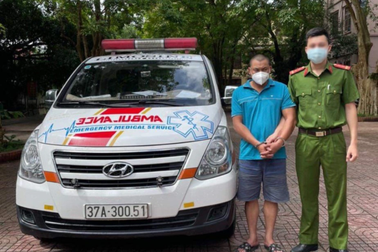 Lái xe cứu thương lao vào cảnh sát khi bị phát hiện vận chuyển ma túy