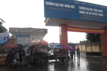 Tiếp sức sĩ tử trong mưa