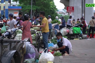 Hà Nội: Hàng trăm tiểu thương "bủa vây" biển báo cấm họp chợ phòng Covid-19