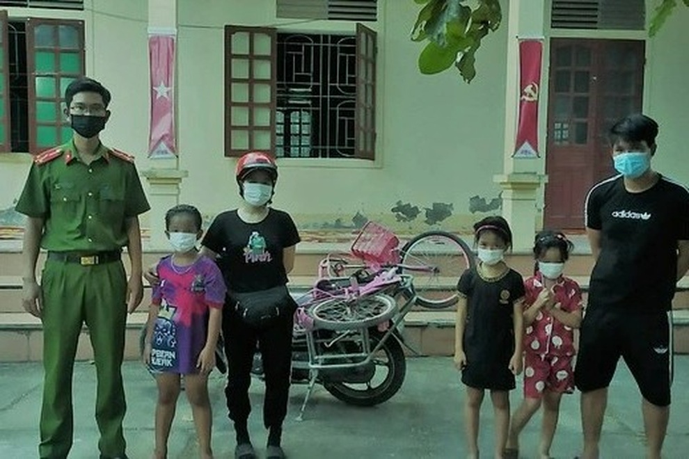 Đạp xe đi chơi, 3 bé gái lạc đường 20 km - 1 Đạp xe đi chơi, 3 bé gái lạc đường 20 km - 1